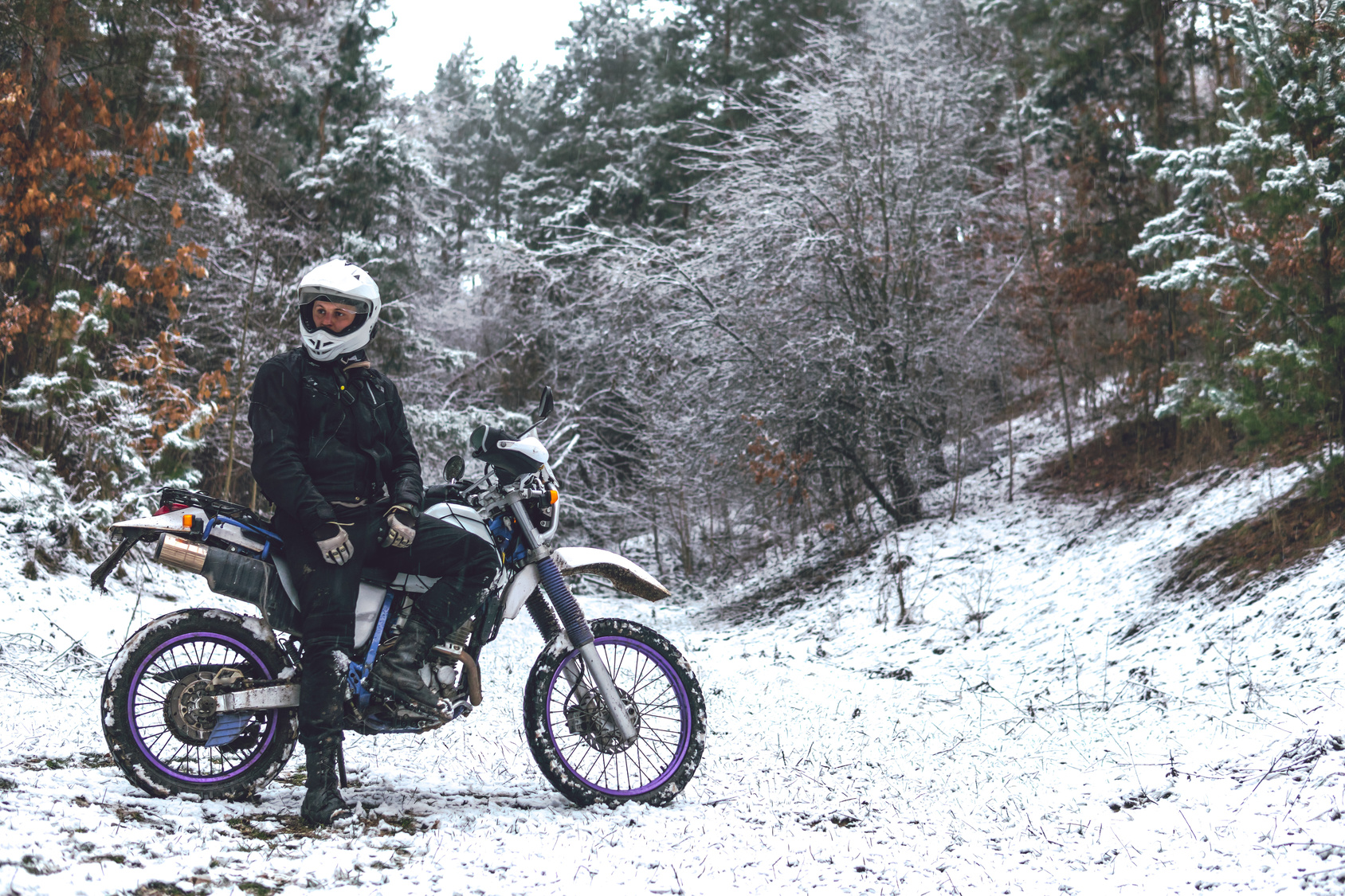 Consejos para conducir (y disfrutar) de tu moto también en invierno