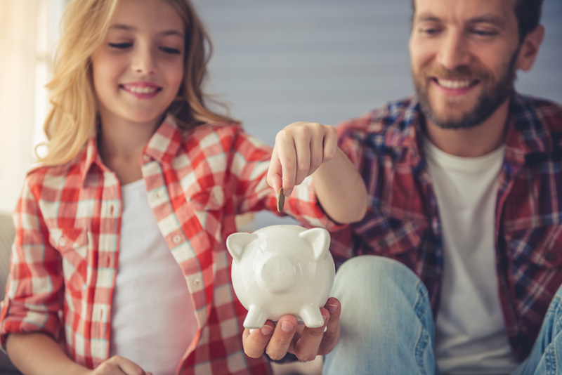 Cinc consells per ensenyar a estalviar diners als nens