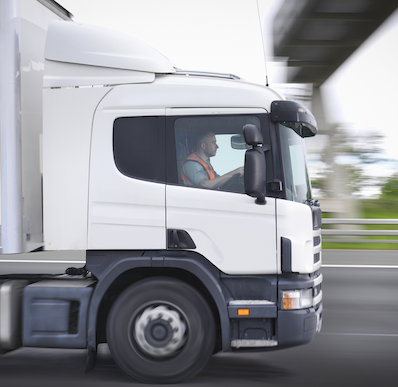 Conductor dentro de vehículo industrial