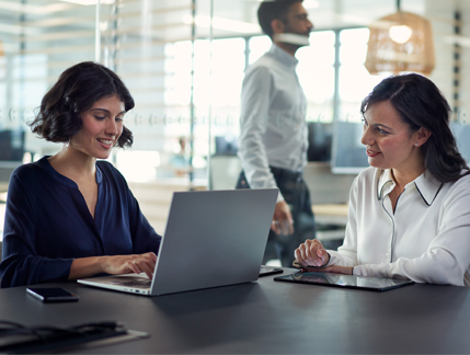 Grupo de empregados traballando en oficina