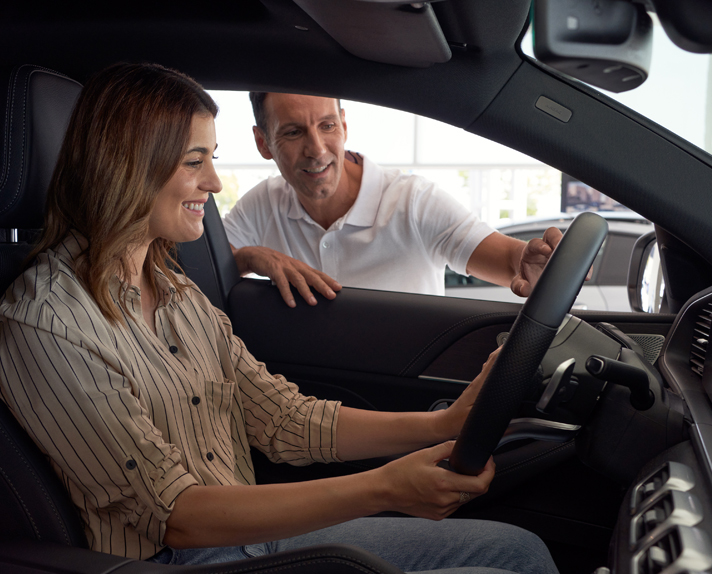 Chica dentro de coche renting