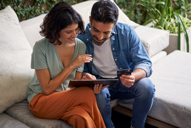 Pareja con tablet, seguro protección pagos