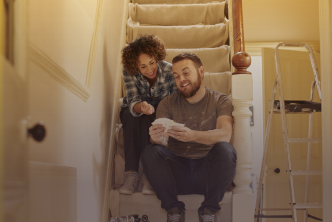 Pareja en escaleras, préstamo personal