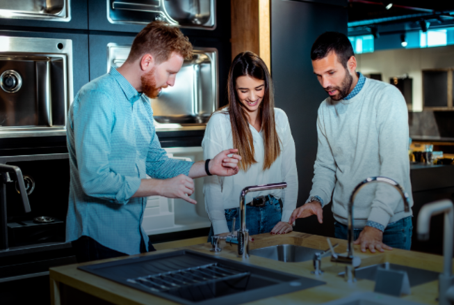 Personas comprando cocina, comercios